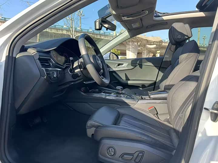 Фото 4 - Audi A4L