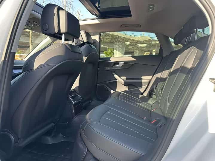 Фото 6 - Audi A4L