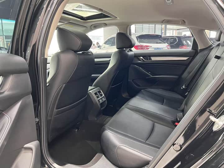 Фото 8 - Honda Accord