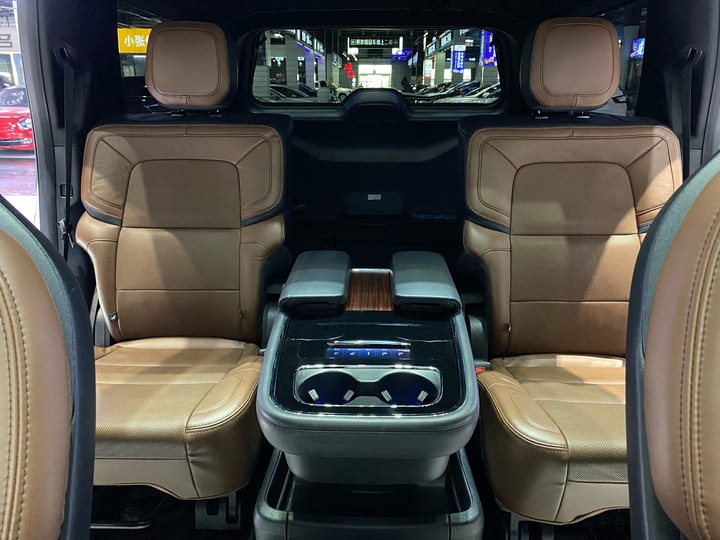 Фото 15 - Lincoln Navigator