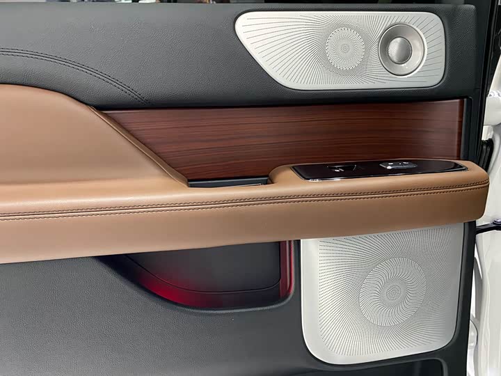 Фото 16 - Lincoln Navigator