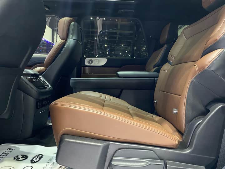 Фото 17 - Lincoln Navigator