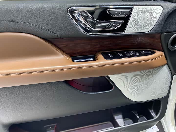 Фото 5 - Lincoln Navigator