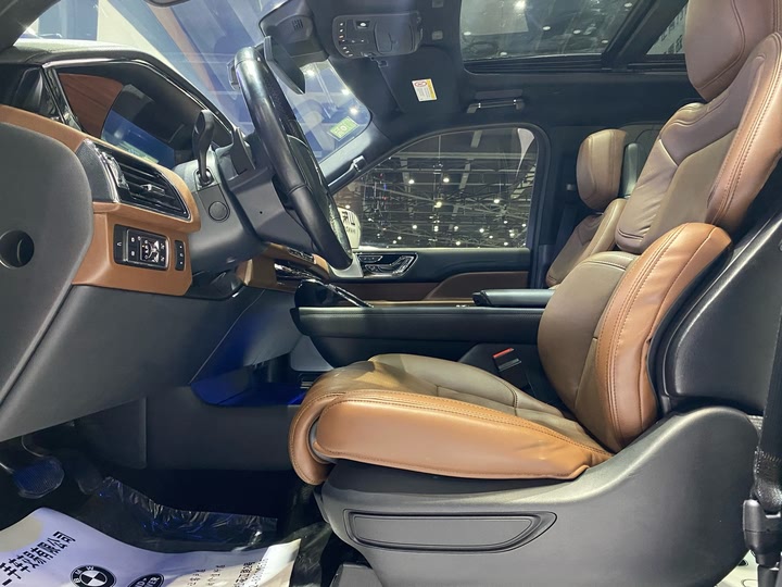 Фото 8 - Lincoln Navigator