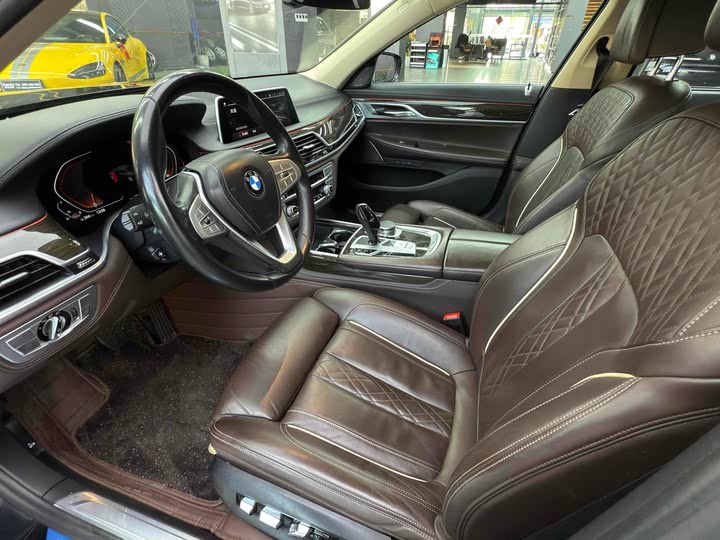 Фото 13 - BMW 7 Series