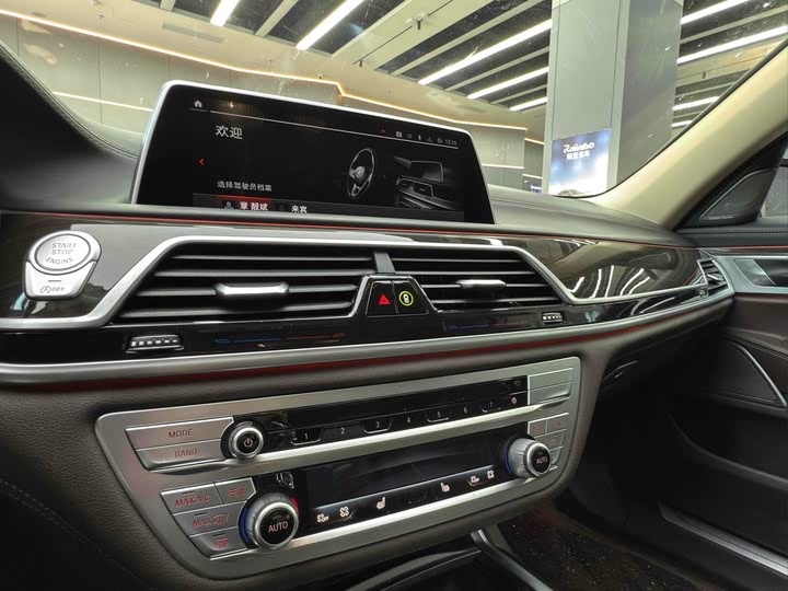 Фото 16 - BMW 7 Series