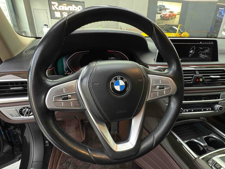 Фото 17 - BMW 7 Series