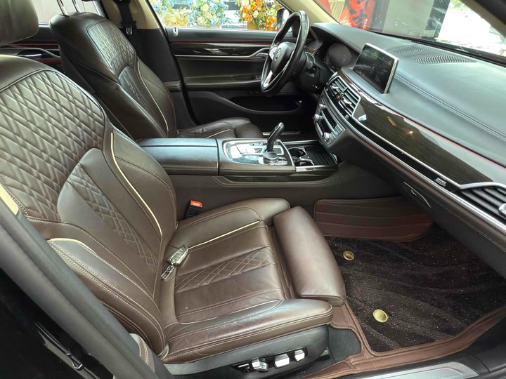 Фото 18 - BMW 7 Series