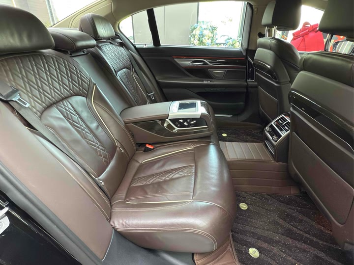 Фото 8 - BMW 7 Series