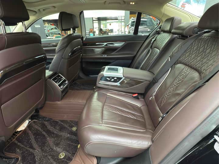 Фото 9 - BMW 7 Series
