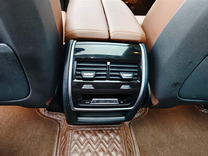 Фото 18 - BMW X7