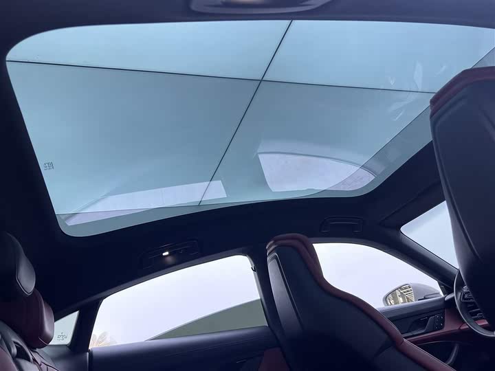 Фото 13 - Porsche Taycan