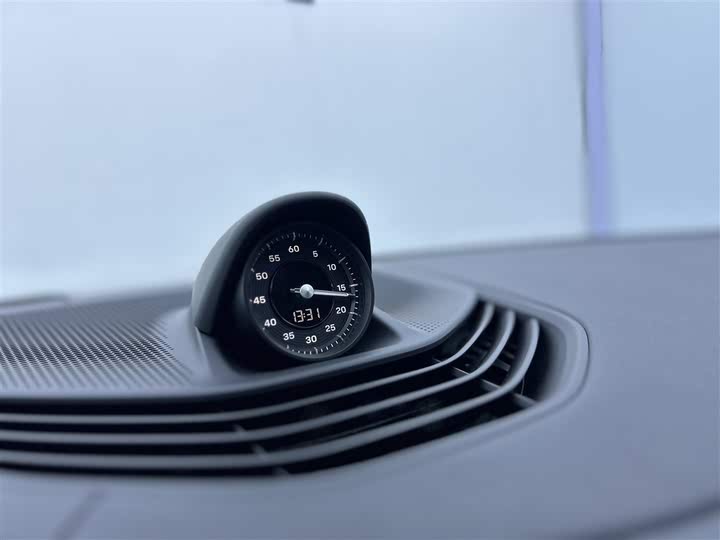 Фото 18 - Porsche Taycan