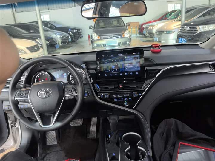 Фото 10 - Toyota Camry