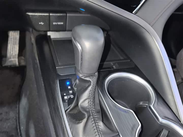 Фото 14 - Toyota Camry