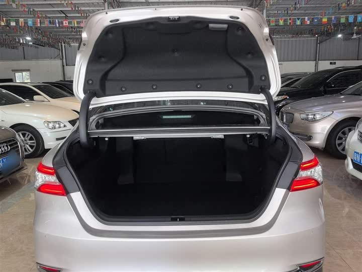 Фото 19 - Toyota Camry