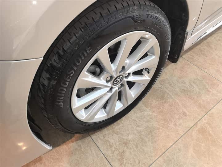 Фото 23 - Toyota Camry