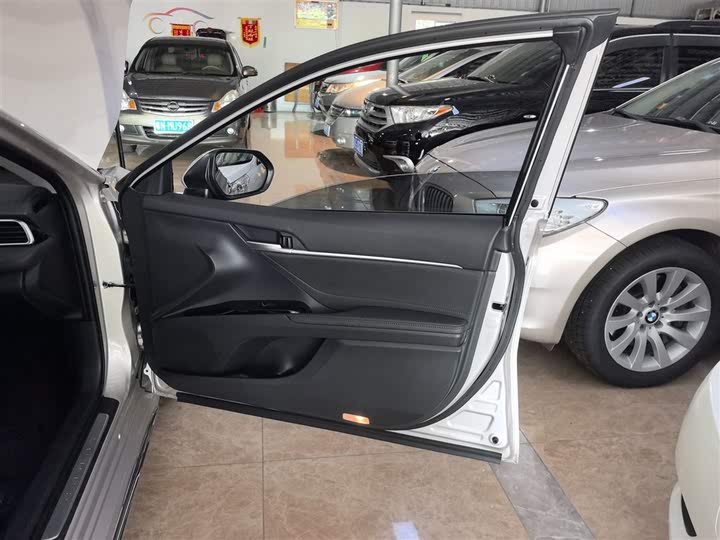 Фото 26 - Toyota Camry