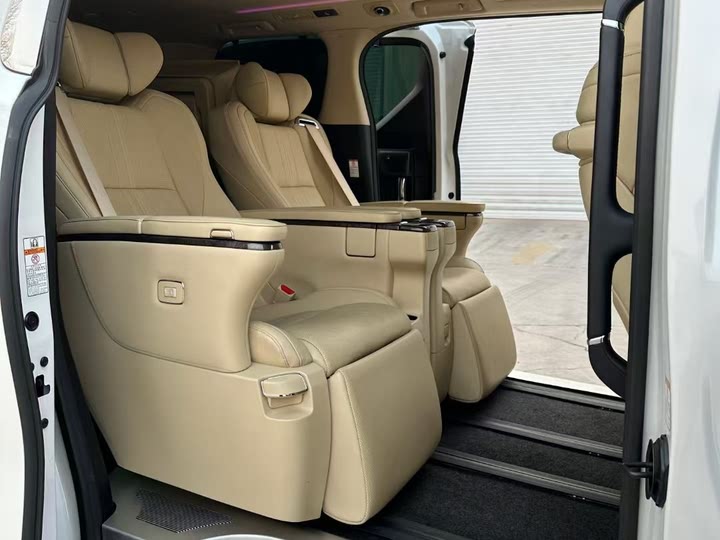 Фото 9 - Toyota Alphard