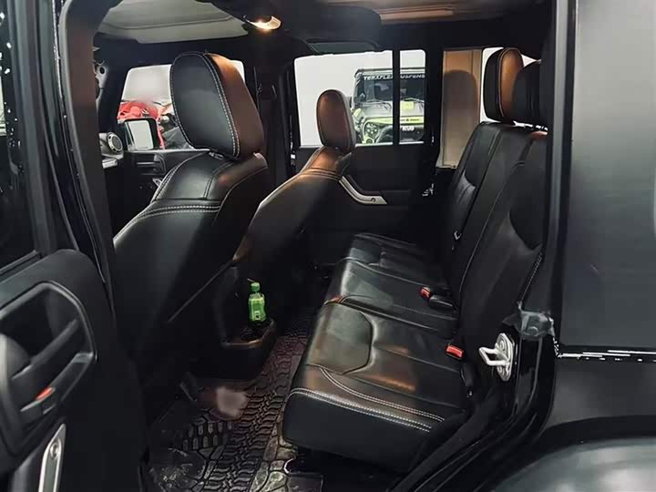 Фото 11 - Jeep Wrangler