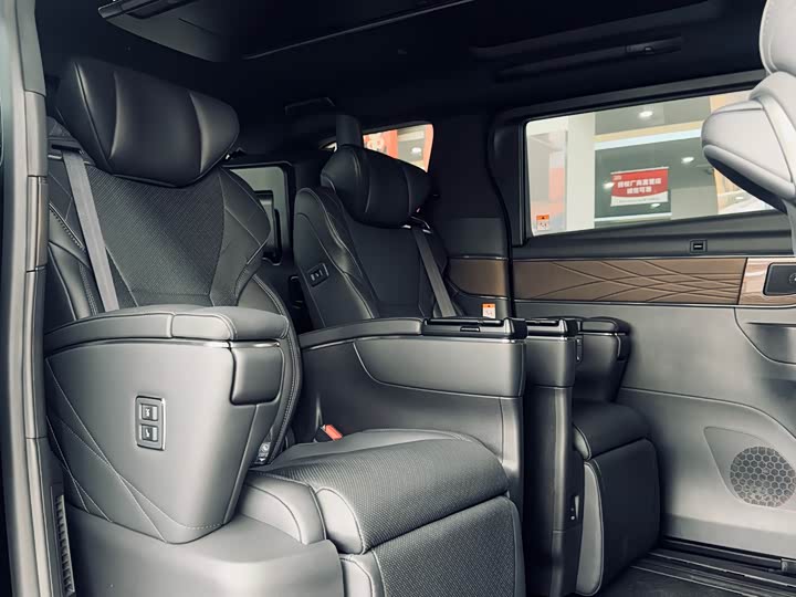 Фото 4 - Toyota Vellfire