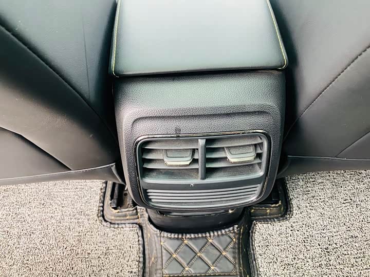 Фото 18 - Roewe RX5