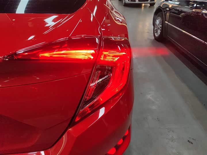 Фото 8 - Honda Civic