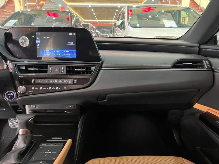 Фото 10 - Lexus ES