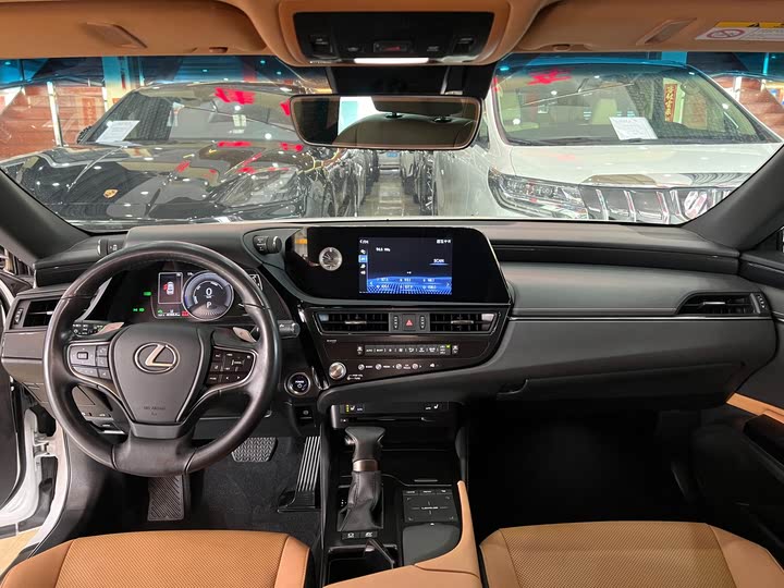 Фото 11 - Lexus ES