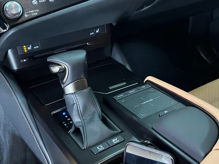 Фото 12 - Lexus ES