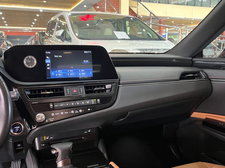 Фото 13 - Lexus ES