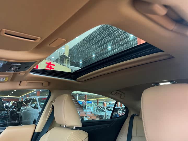 Фото 14 - Lexus ES