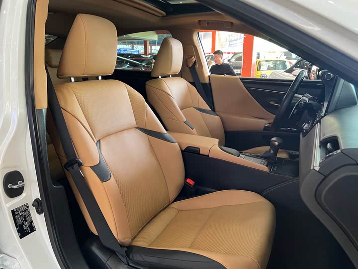 Фото 15 - Lexus ES