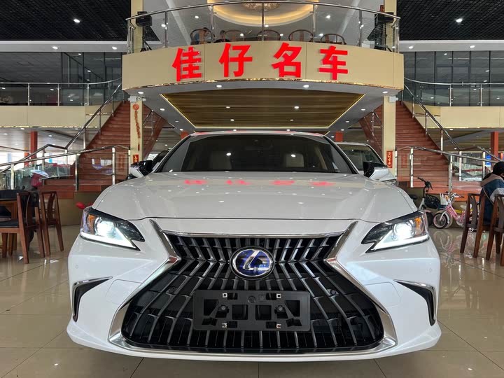 Фото 2 - Lexus ES