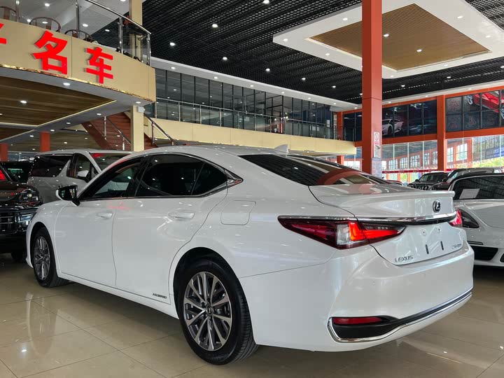 Фото 4 - Lexus ES