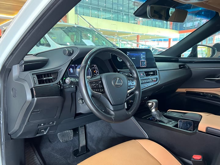 Фото 7 - Lexus ES