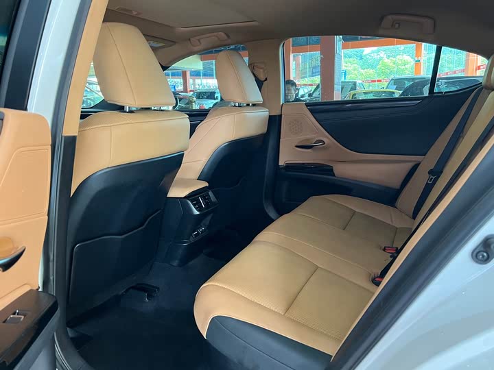 Фото 8 - Lexus ES