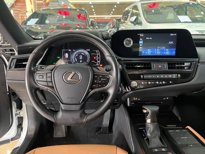 Фото 9 - Lexus ES