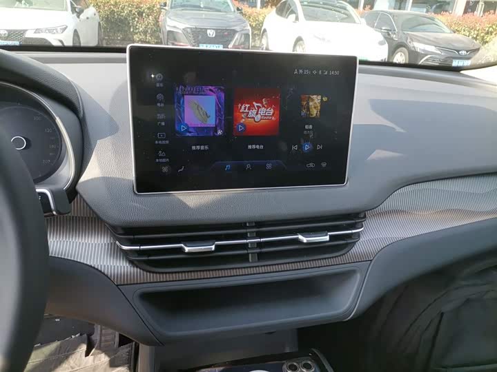 Фото 5 - Hongqi E-QM5