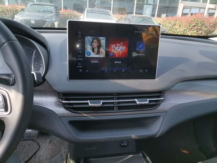 Фото 13 - Hongqi E-QM5