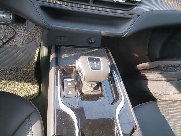 Фото 14 - Hongqi E-QM5