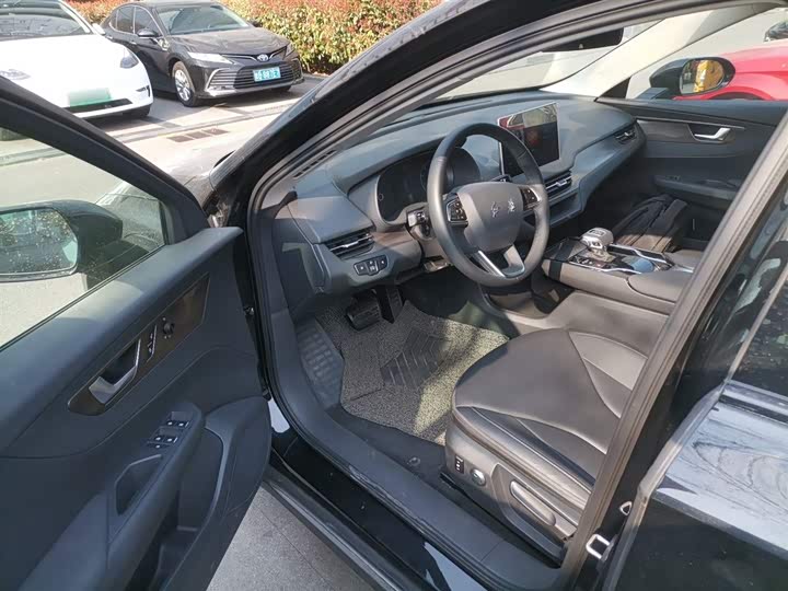 Фото 16 - Hongqi E-QM5