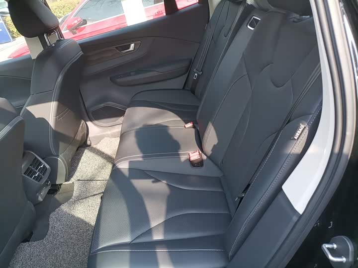 Фото 17 - Hongqi E-QM5