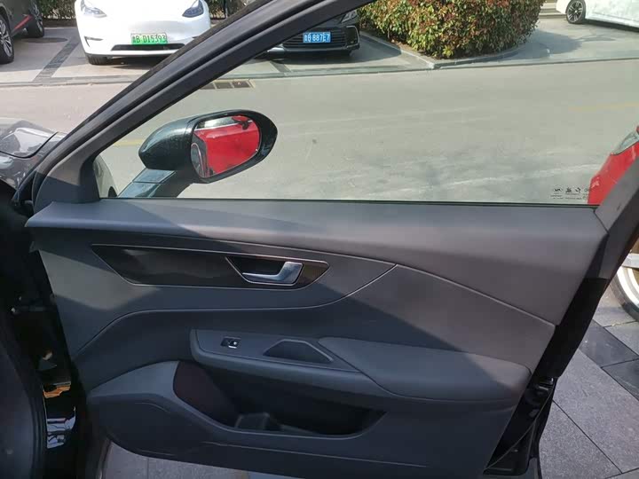 Фото 26 - Hongqi E-QM5