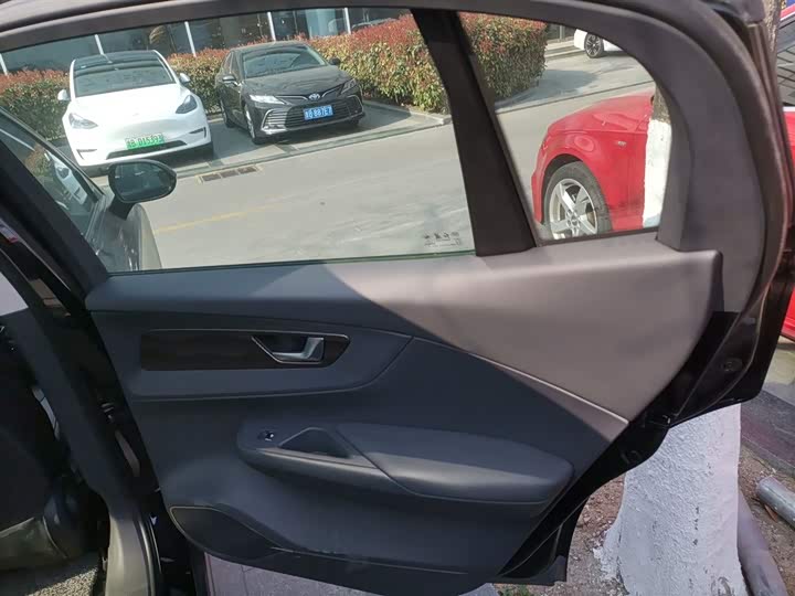 Фото 27 - Hongqi E-QM5