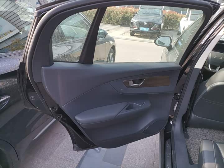 Фото 29 - Hongqi E-QM5