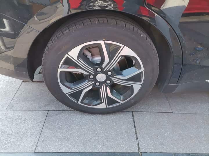 Фото 30 - Hongqi E-QM5