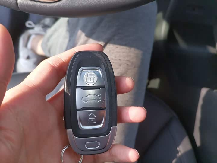 Фото 9 - Hongqi E-QM5