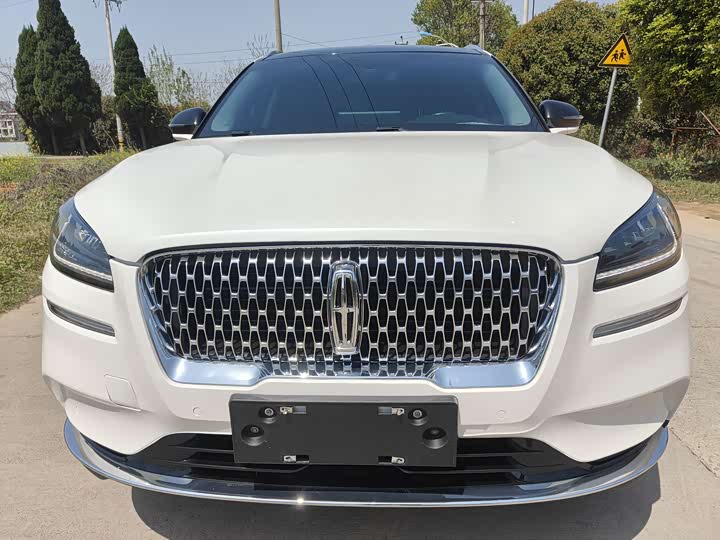 Фото 1 - Lincoln Corsair