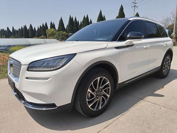 Фото 2 - Lincoln Corsair